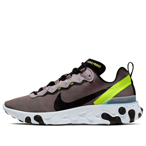 

Кроссовки реагируют на элемент 55 Nike, серый