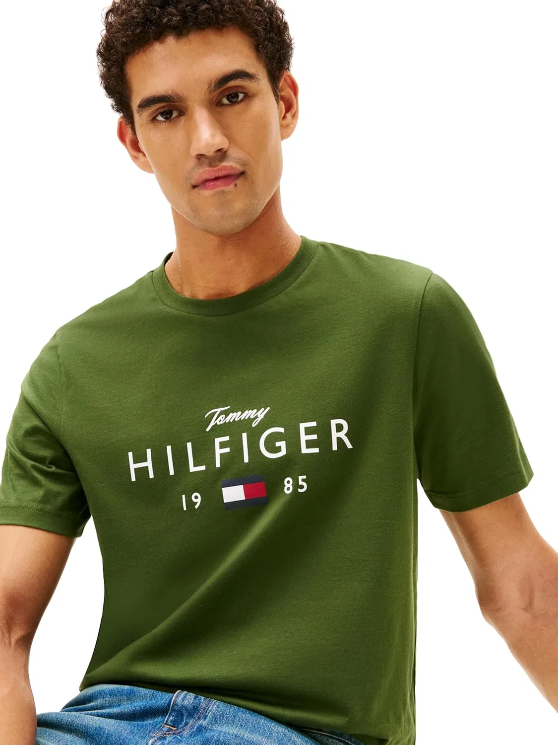Мужская хлопковая футболка с коротким рукавом Tommy Hilfiger с графическим принтом, надписью и логотипом в виде флага — фото 2