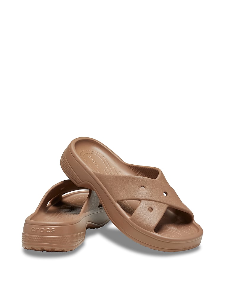 Классические сандалии с перекрестными ремешками Crocs, цвет milk chocolate — фото 4