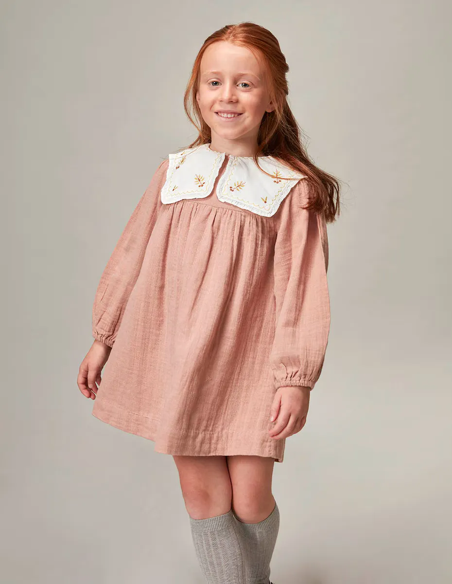 

Платье для девочки с вышивкой на шее и вырезом на спине Gocco, цвет Nude