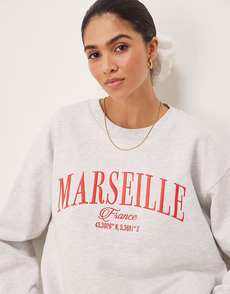 

Толстовка оверсайз ASOS DESIGN с вышитым изображением Марселя в меланжевом цвете