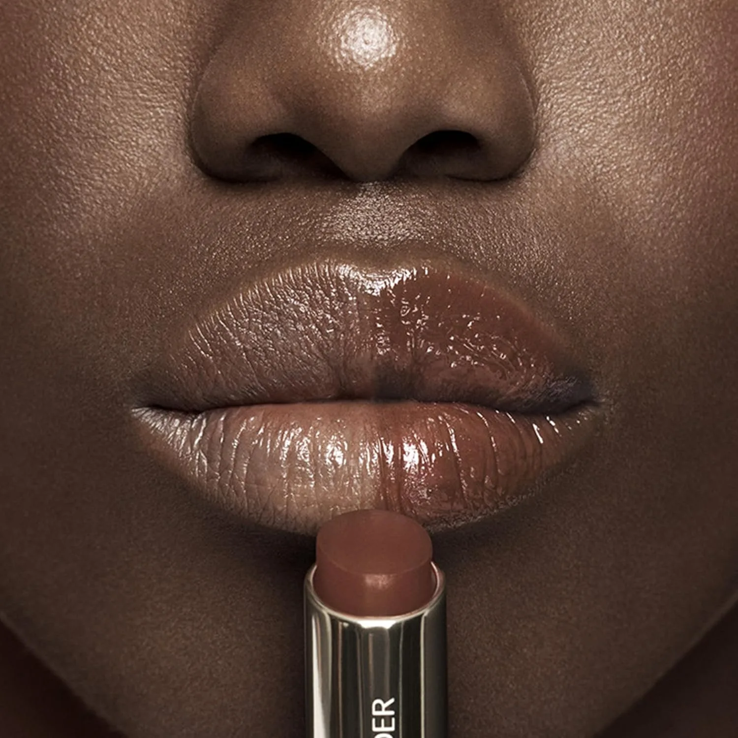 Оттеночный бальзам для губ Estée Lauder Futurist HydraPlump | Содержит гиалуроновую кислоту и pH-адаптивный цвет | Увлажняет, укрепляет барьерную функцию губ, 704 Clove Cushion - A rich brown with neutral pH-adaptive pigments — фото 2