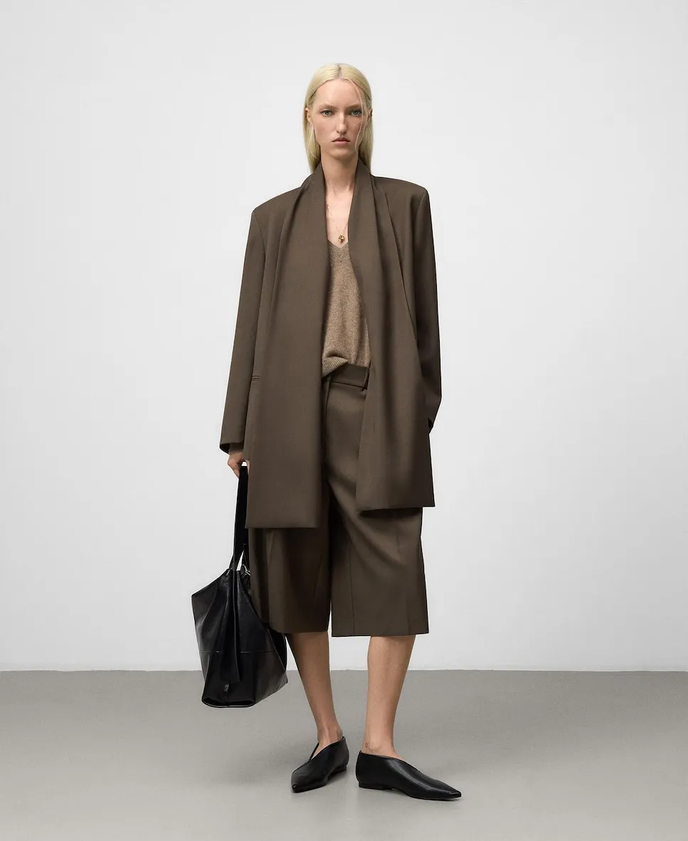 

Женский пиджак-костюм с воротником-шарфом Adolfo Dominguez, серо-коричневый