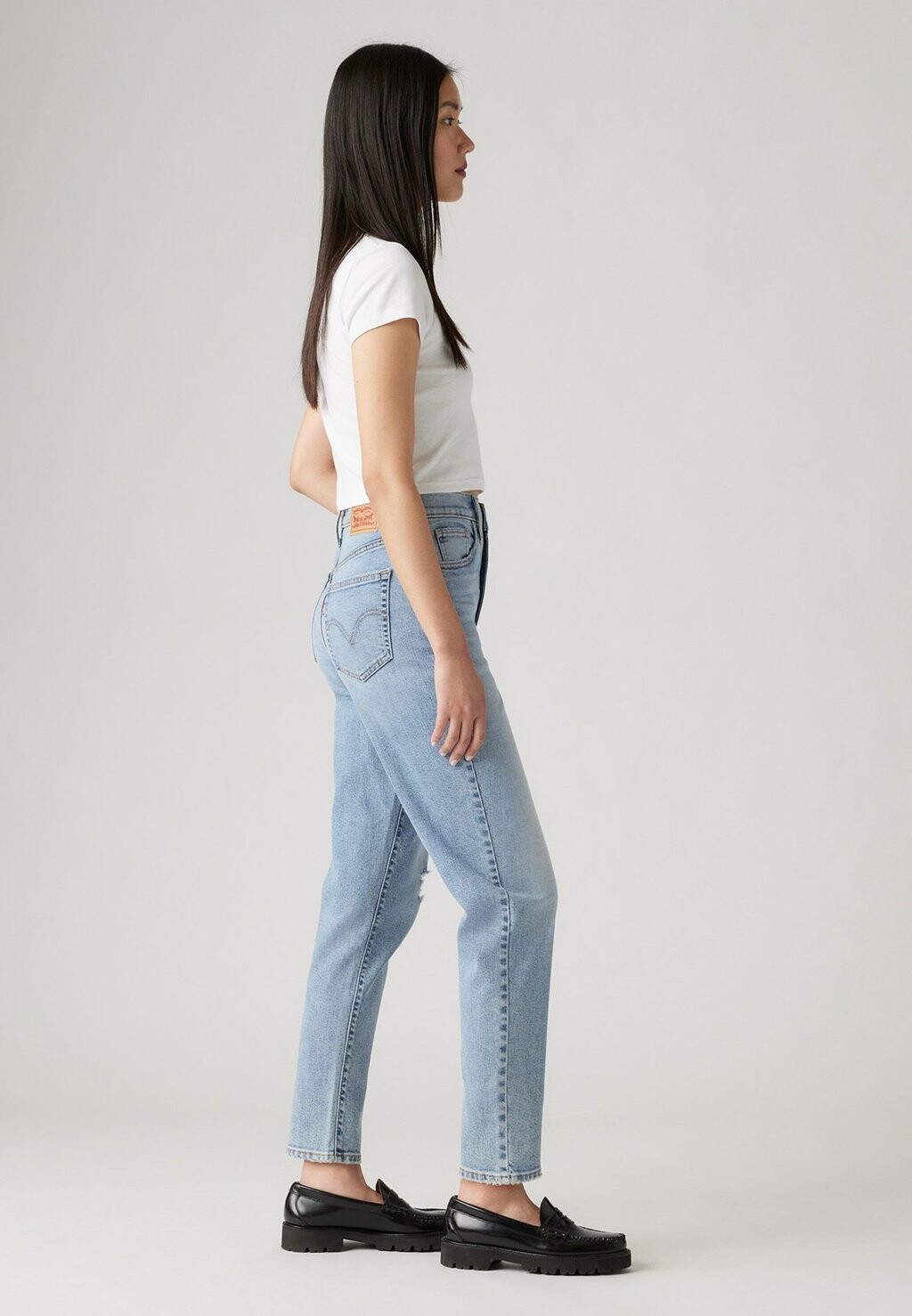 Зауженные джинсы HIGH WAISTED MOM Levi's, светло-голубой деним — фото 4