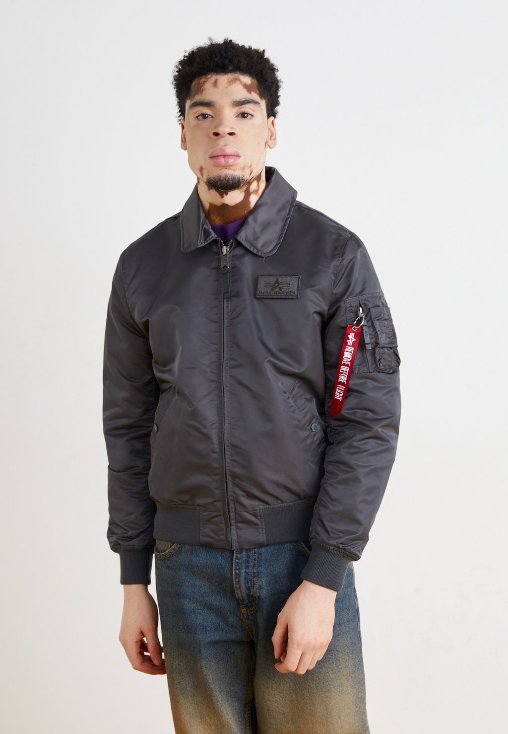 

Куртка-бомбер FLYING TIGERS Alpha Industries, серый