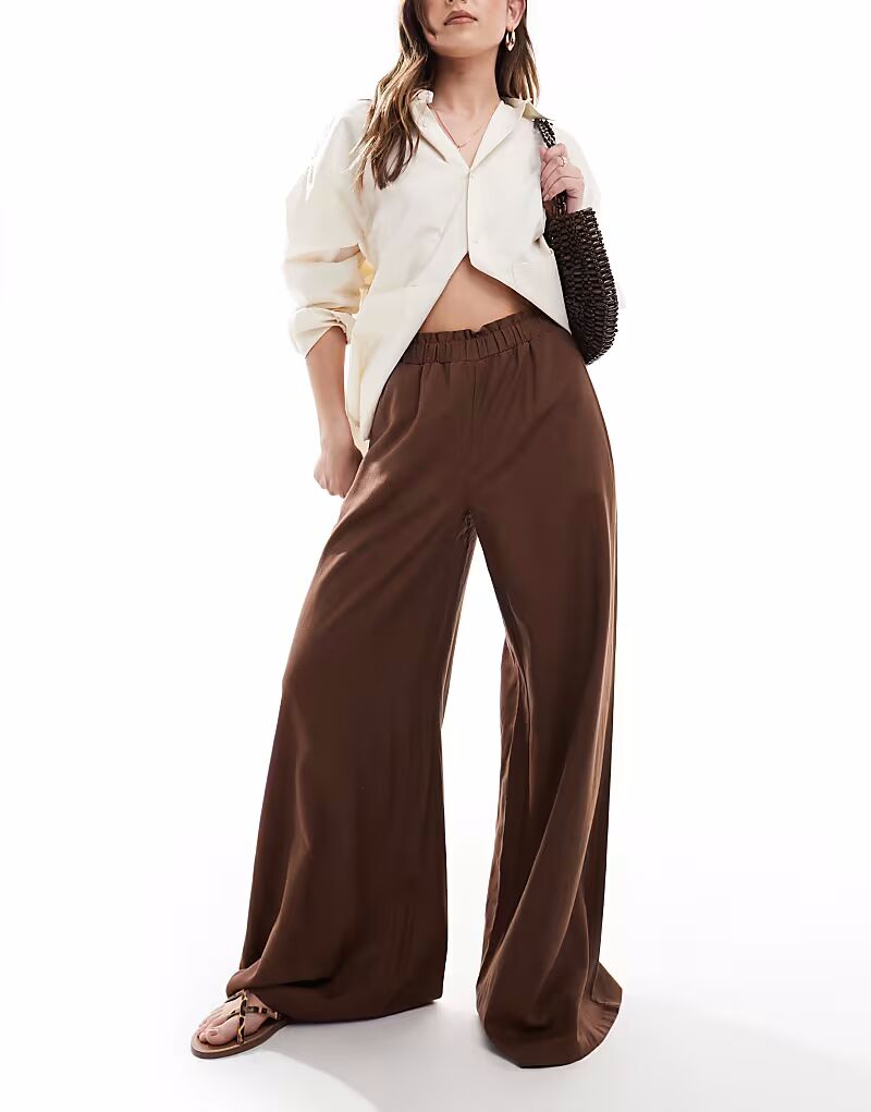 

Широкие брюки Stradivarius с жатым ремешком коричневого цвета