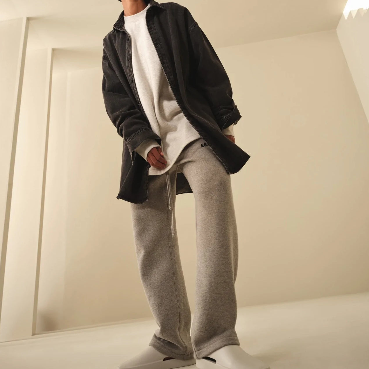 Спортивные брюки Fear of God Essentials SS22 Relaxed Sweatpants Dark Oatmeal 1977 FOG-SS22-233, бежевый — фото 4