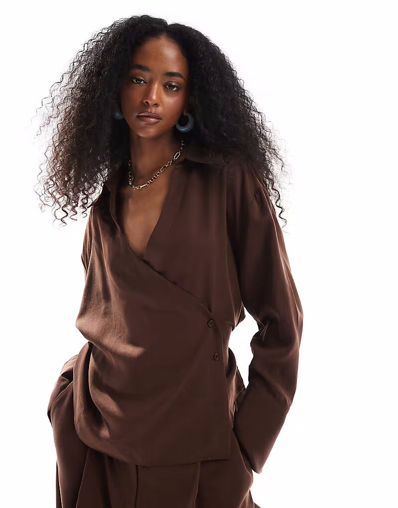 

Рубашка из лиоцелла от ASOS DESIGN с запахом шоколадно-коричневого цвета
