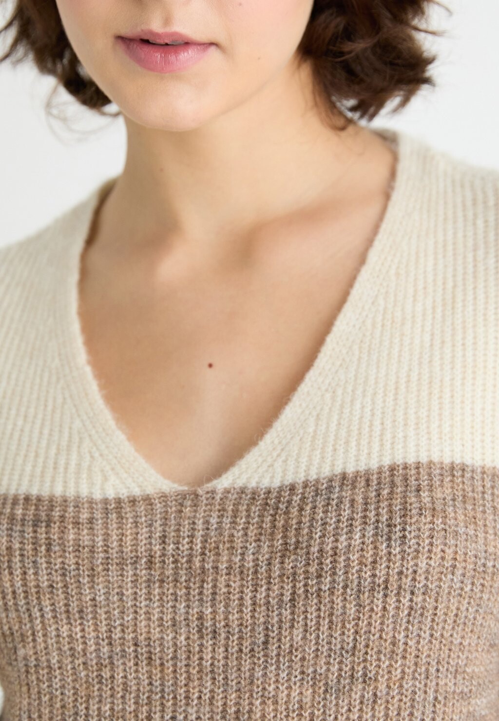 

Джемпер VMDESMA V NECK Vero Moda, бежевый