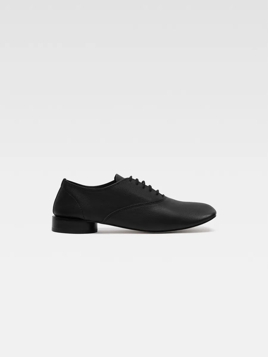 

Дерби с квадратными краями — новая интерпретация культового Зизи от Repetto Лес Зизи Репетто Жакмюс Jacquemus, черный