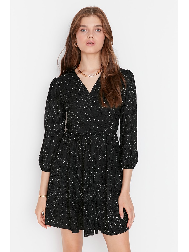 

Короткое платье trendyol, черный