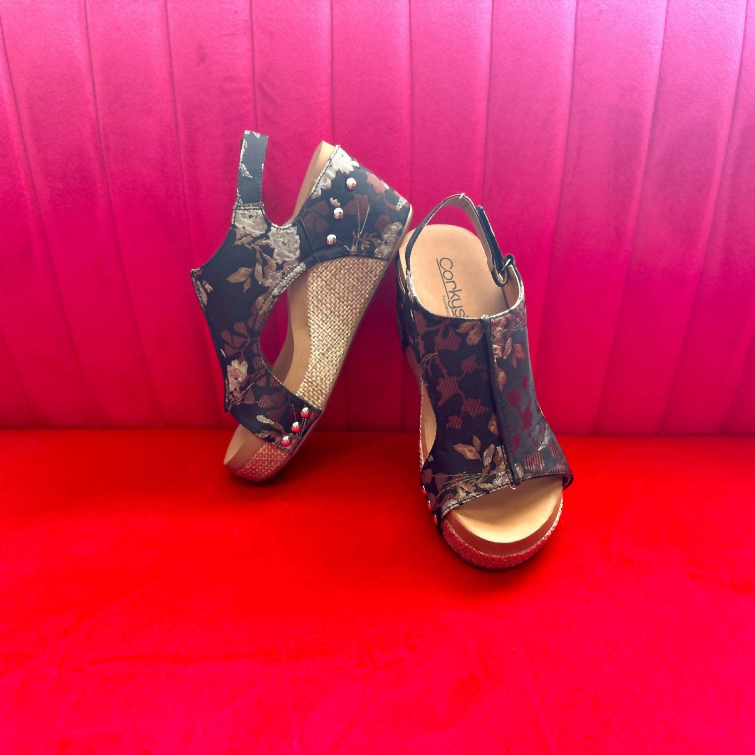 Женские босоножки Carley на клинье в черно-бежевом цветочном принте Corkys Footwear — фото 3