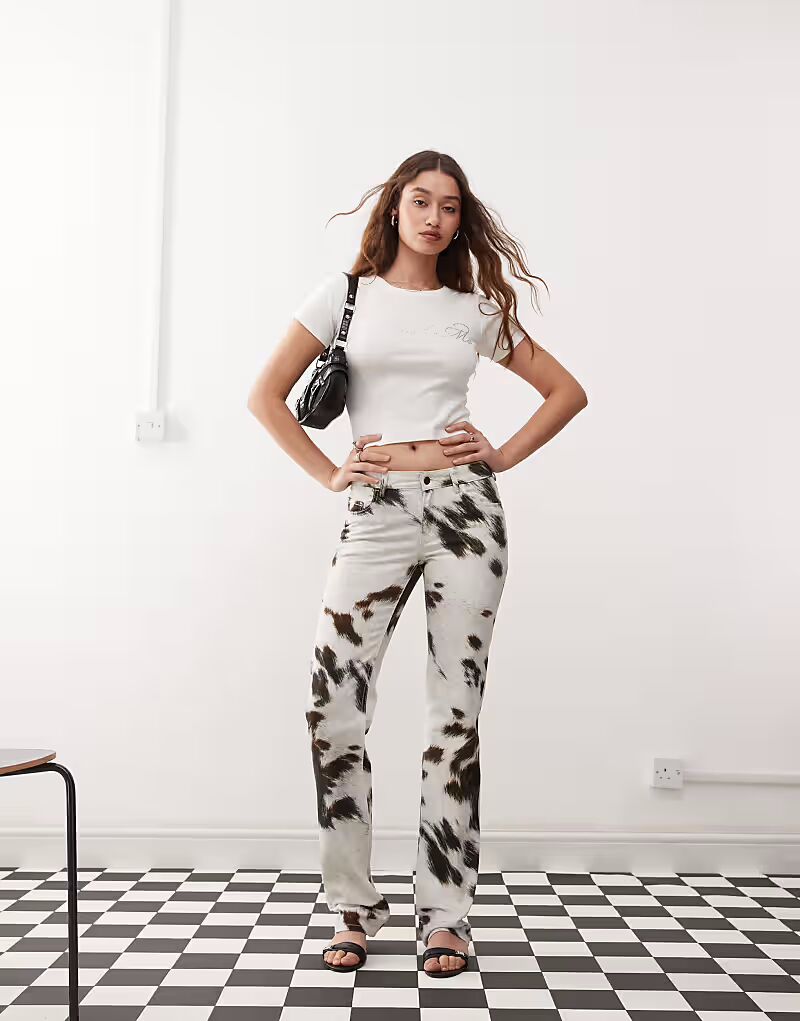 

Брюки с заниженной талией прямого кроя с принтом коровы Weekday