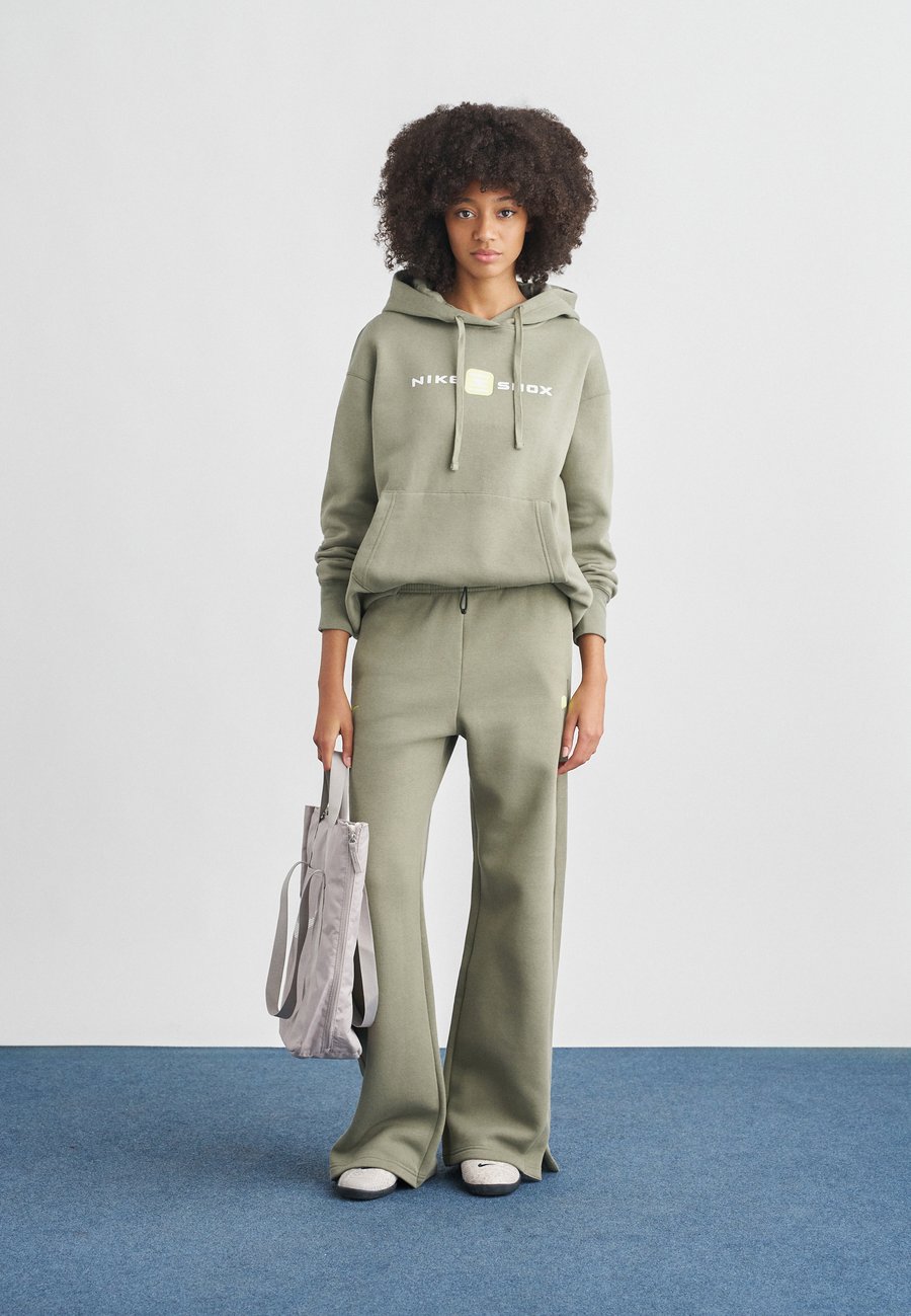 Толстовка Nike Sportswear SHOX PHOENIX HOODIE, Silver Coloured/Sage/Dark Green — фото 2