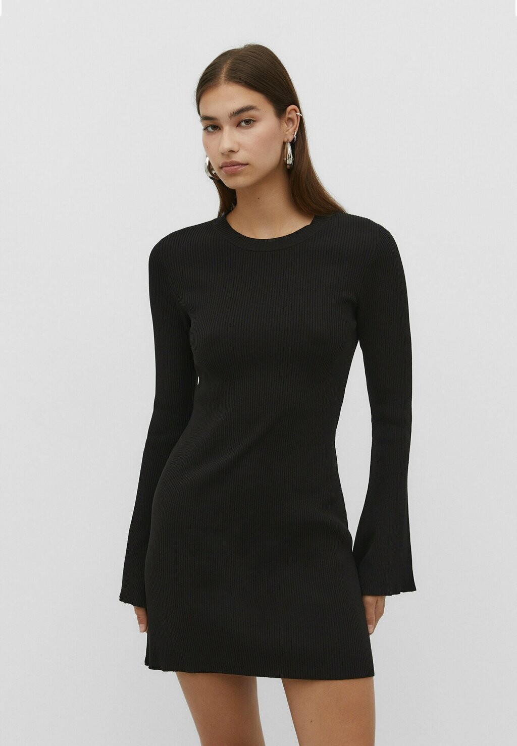 

Платье-футляр SHORT WITH BELL SLEEVES Stradivarius, цвет black