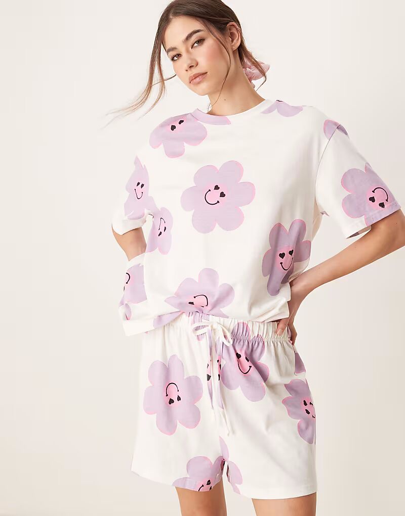 

Комплект из футболки свободного кроя с цветочным принтом и короткой пижамы ASOS DESIGN кремового цвета