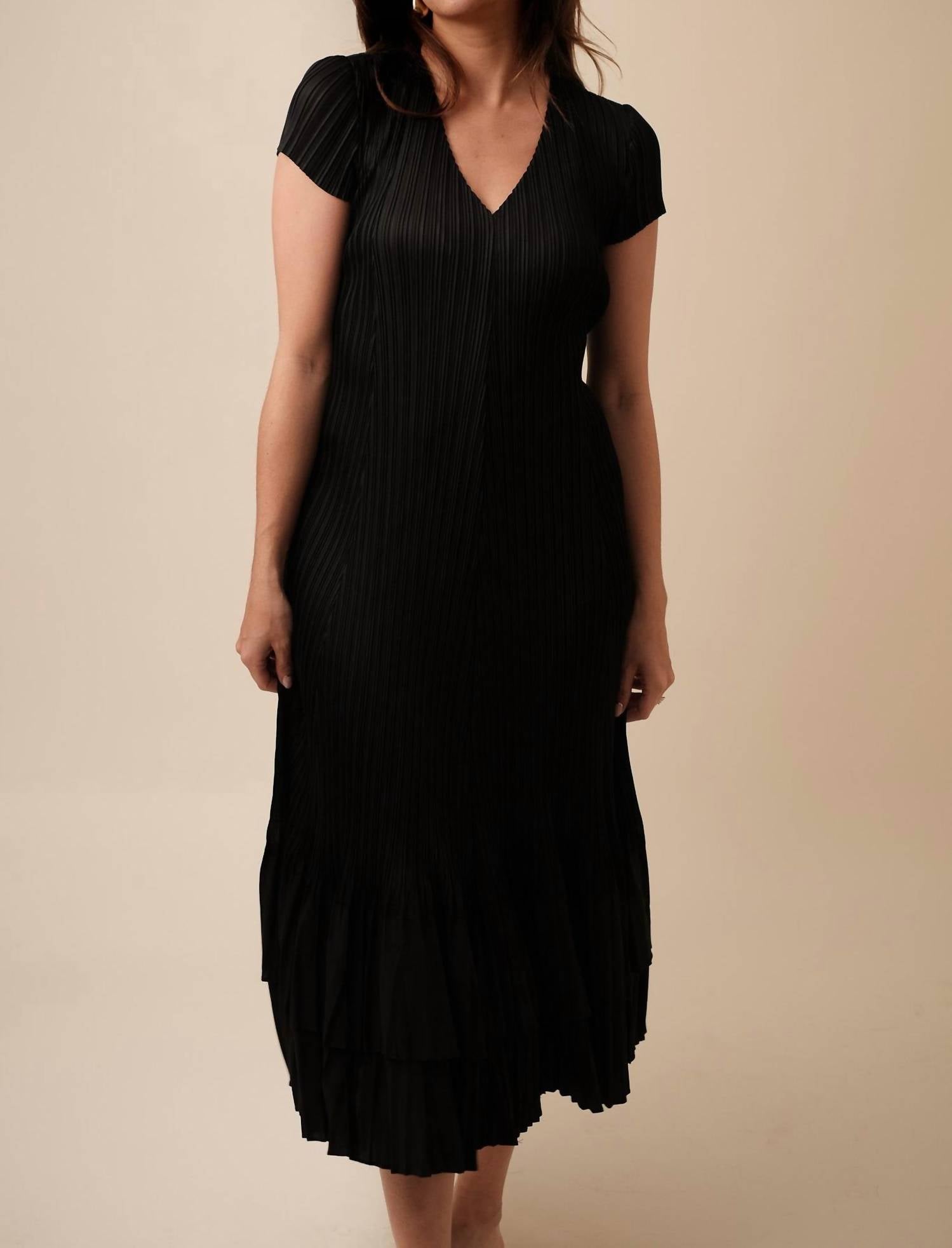 

Плиссированное миди-платье Helen в черном цвете Current air