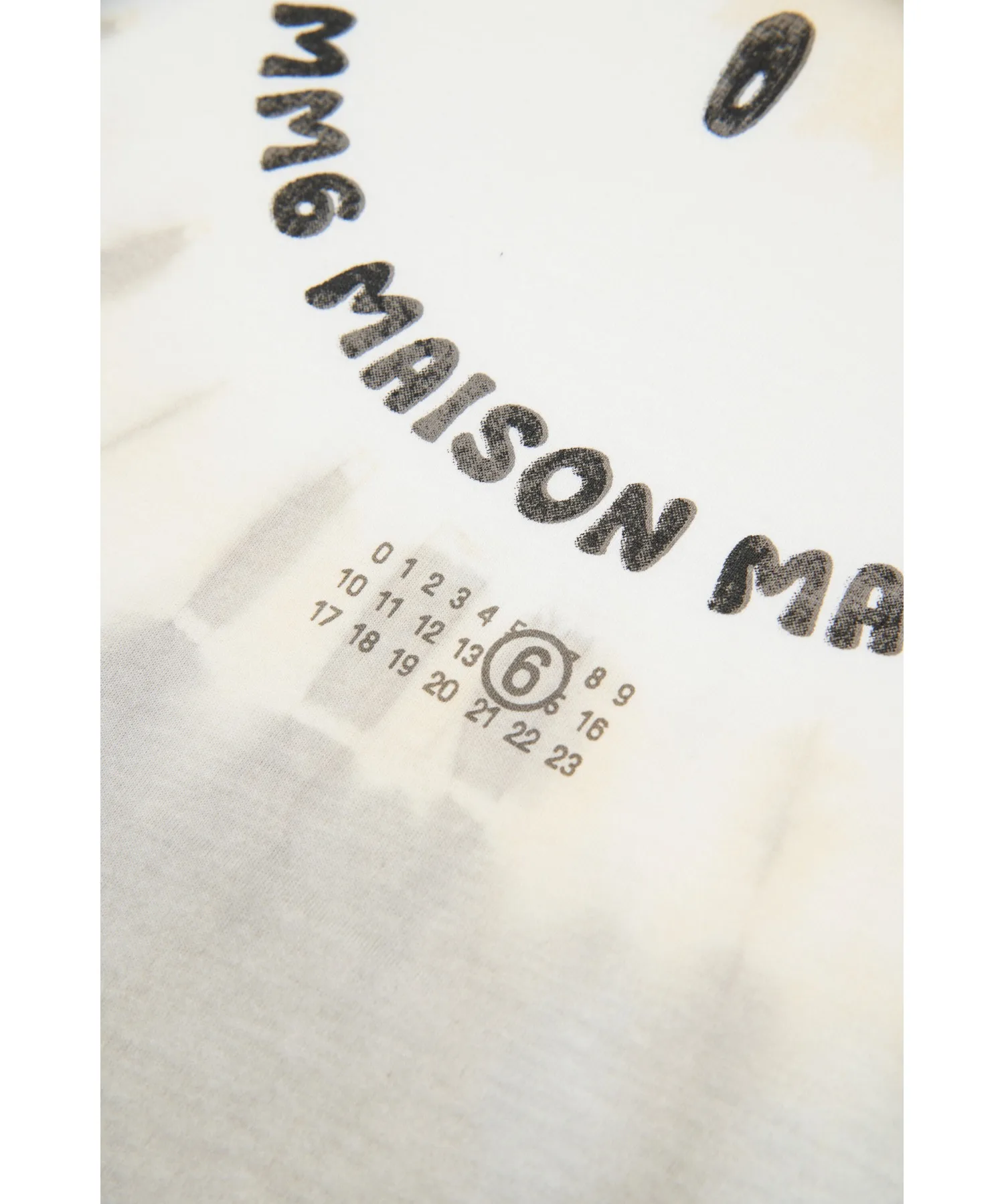Детская футболка с принтом улыбки MM6 Maison Margiela серая — фото 4