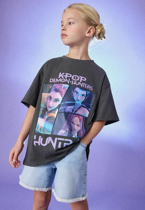Футболка в стиле k-pop "охотники на демонов". футболка с принтом Next, Charcoal Grey — фото 2
