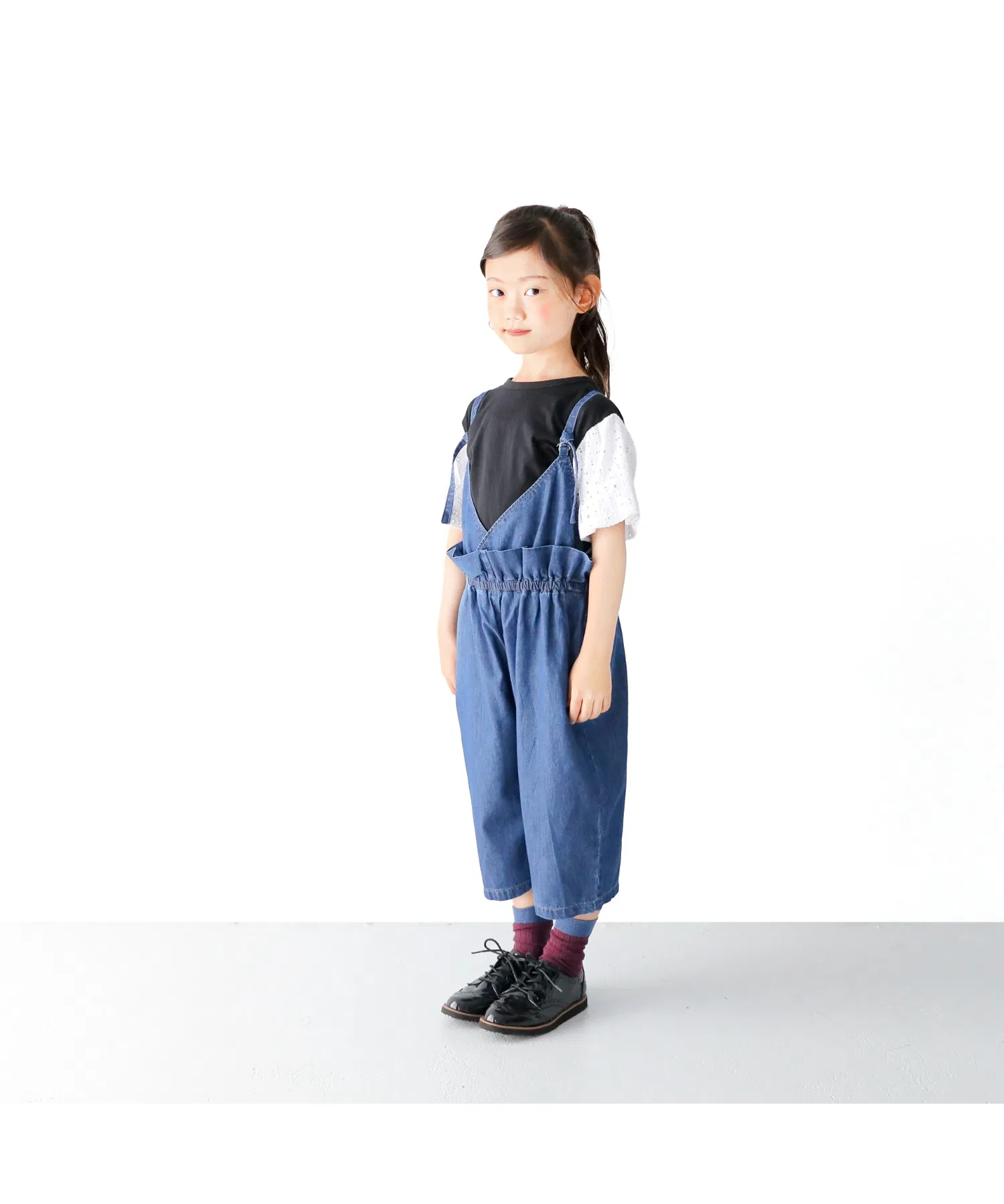 Светлый джинсовый комбинезон с широкими штанинами — фото 3