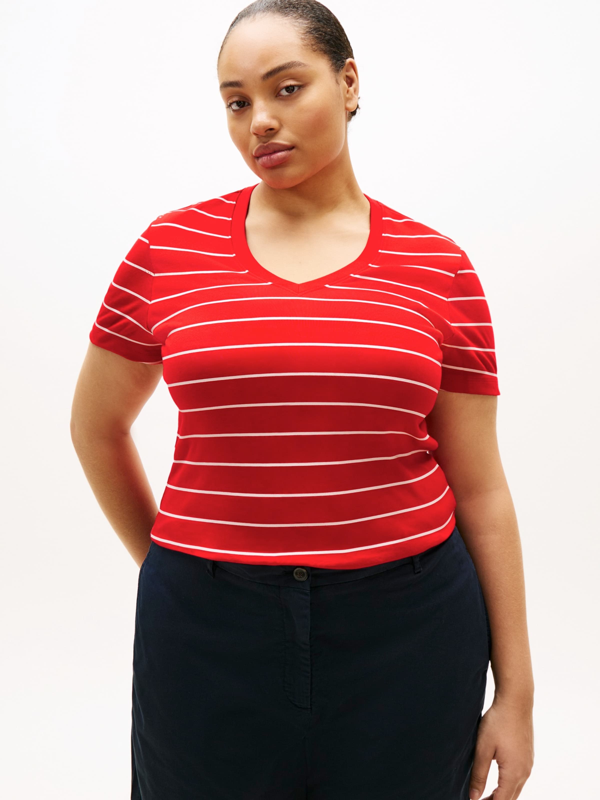 Tommy Hilfiger Curve Футболка 'CODY' в красном цвете — фото 2