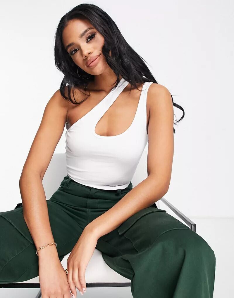 

Белый асимметричный укороченный топ с бретелями и вырезом ASOS