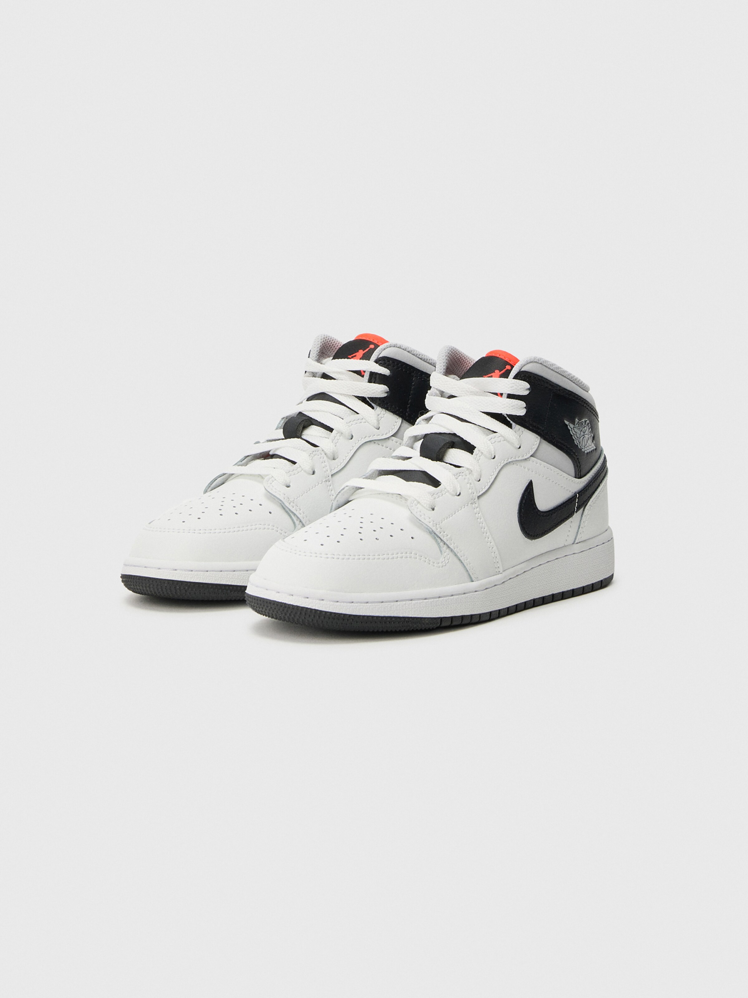 Кроссовки 'AIR JORDAN 1' в белом цвете — фото 2