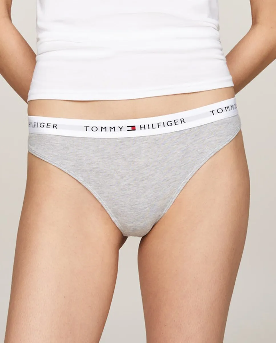 

В упаковке 3 стринги с надписью Tommy Hilfiger, мультиколор