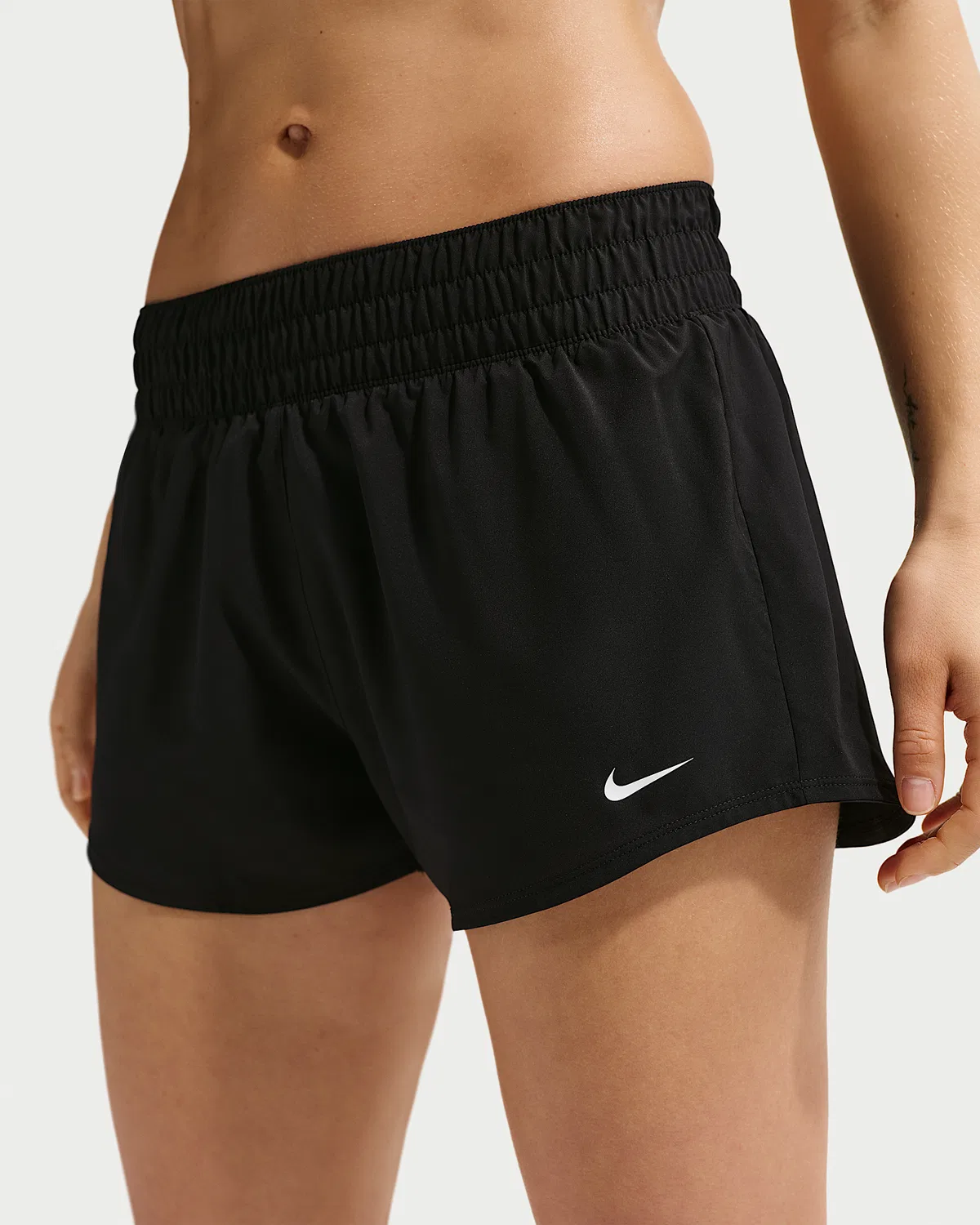 Женские шорты Nike One Dri-FIT со средней посадкой, длиной 3" и вкладышем, Black/White — фото 2