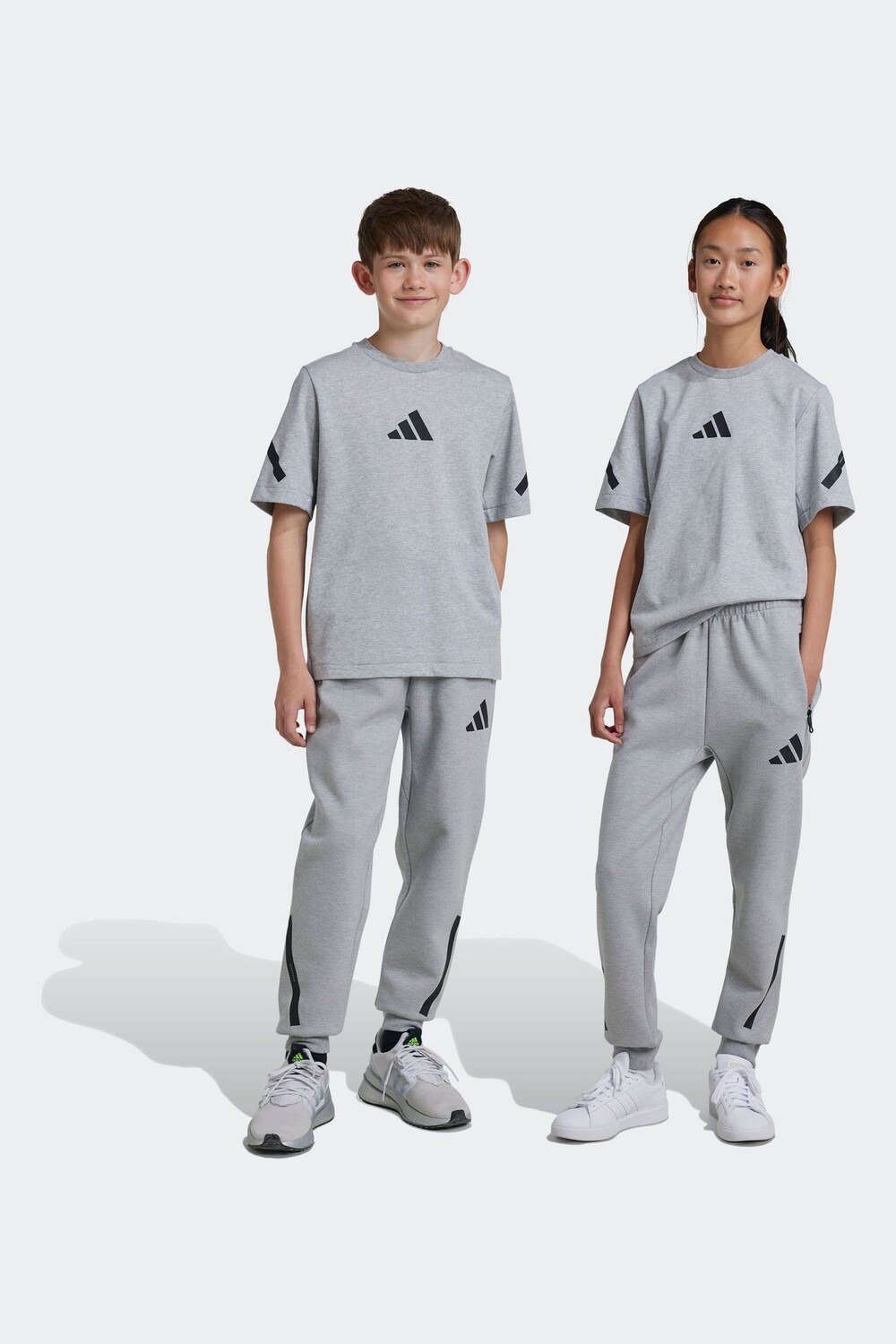 

Детский спортивный костюм с зауженными штанинами Adidas, серый