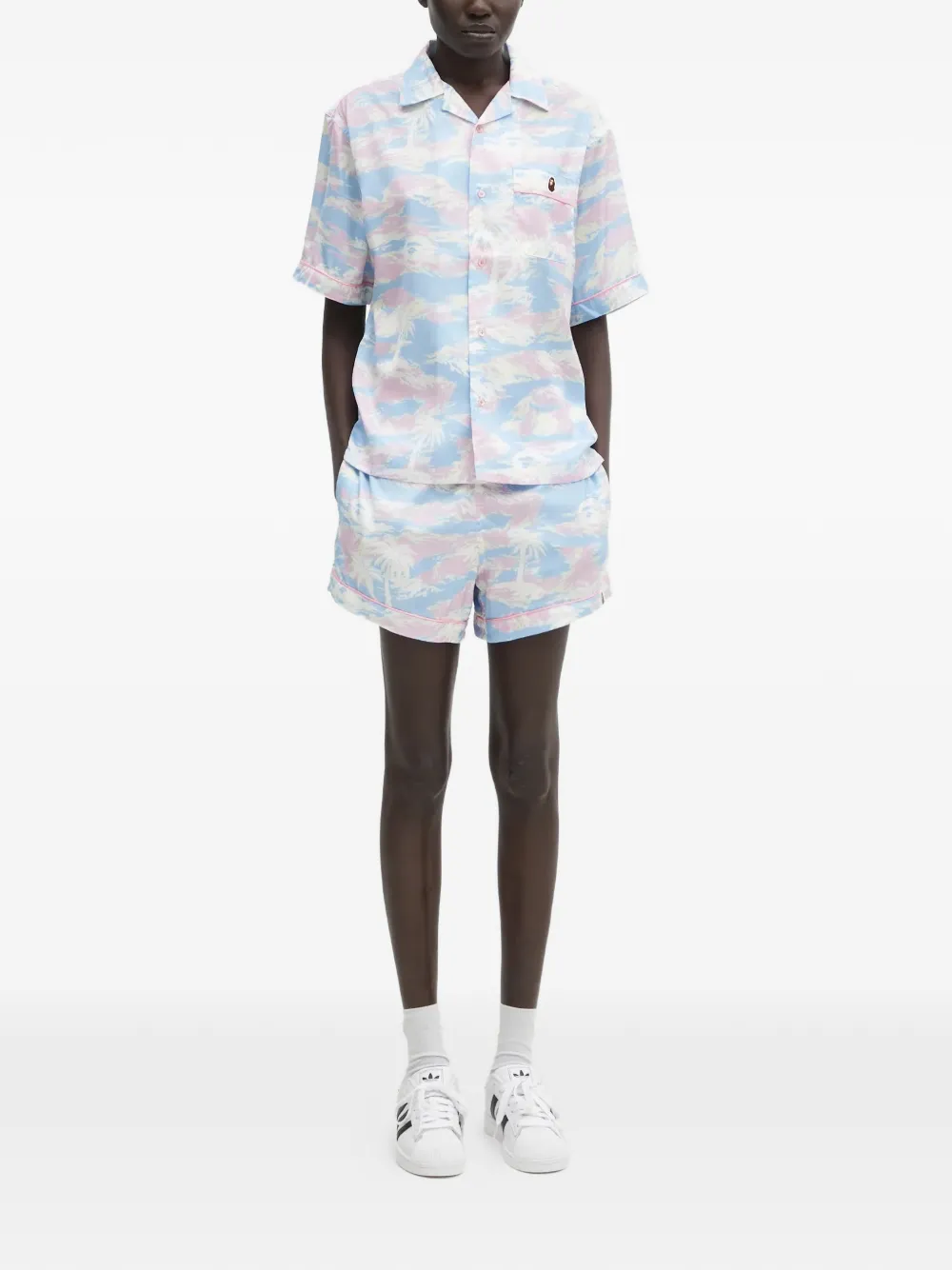 Рубашка с короткими рукавами и нагрудным карманом с узором A Bathing Ape, синий — фото 2