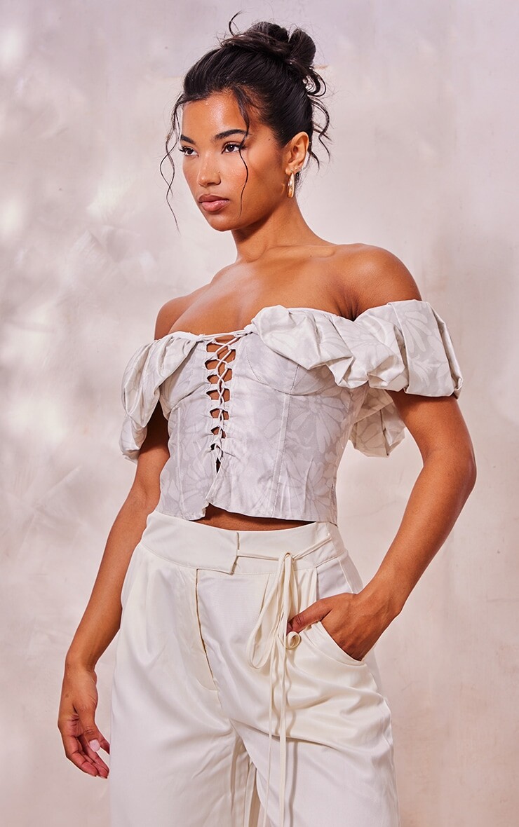 

PrettyLittleThing Кремовый структурированный атласный корсет с цветочным принтом и экстремальными рюшами на шнуровке и костях