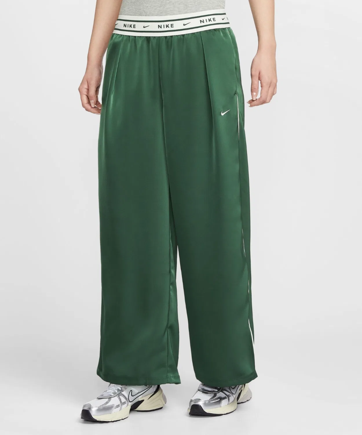 Штаны женские свободные из сатина Nike, цвет зелёный