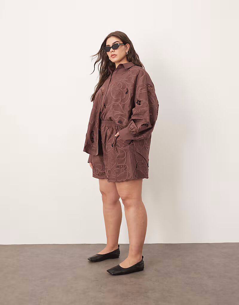 

Хлопковые шорты Curve с зеркальным цветочным узором и вышивкой в стиле ришелье шоколадного цвета Arrange