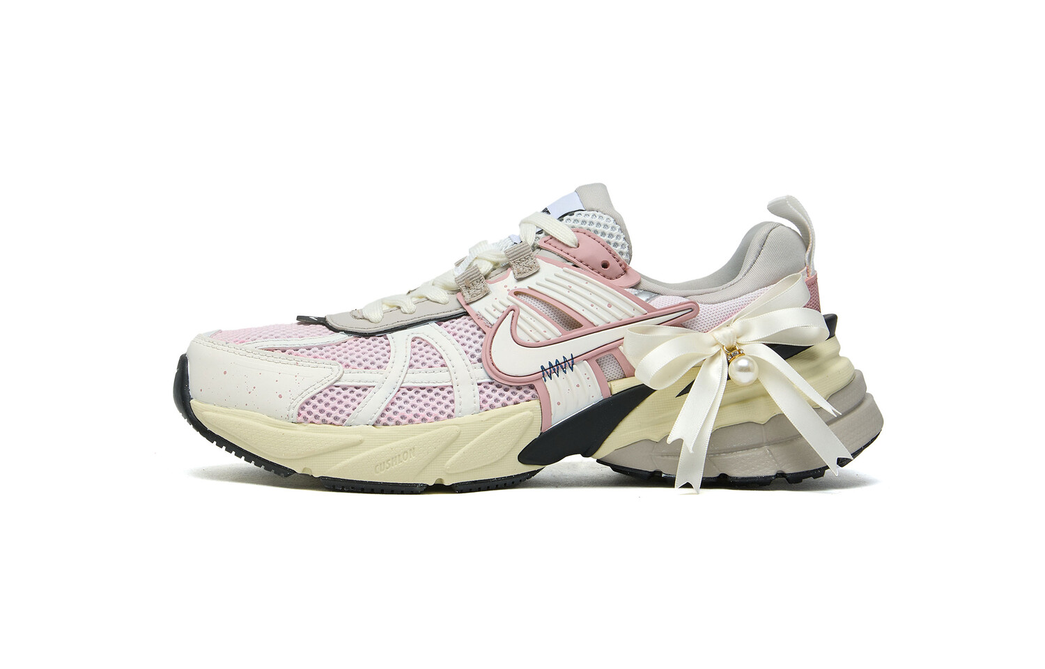 

Кроссовки для бега V2K Run женские с низким верхом белого цвета Nike