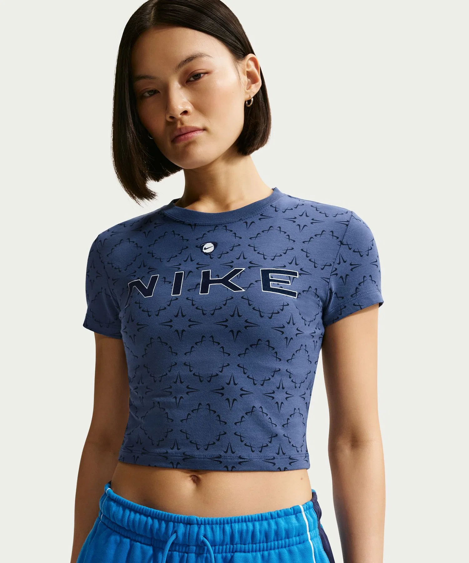 Женская футболка NIKE NSW CHLLKNT CRP SPRTIQUE тёмно-синяя — фото 2
