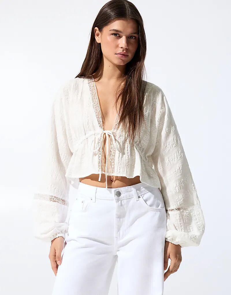 

Кружевная блузка Pull&Bear с бантом белого цвета