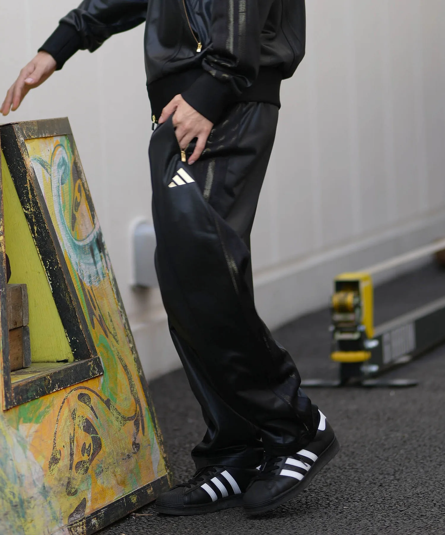 Спортивные штаны adidas HI547 с золотыми полосами, черные — фото 3