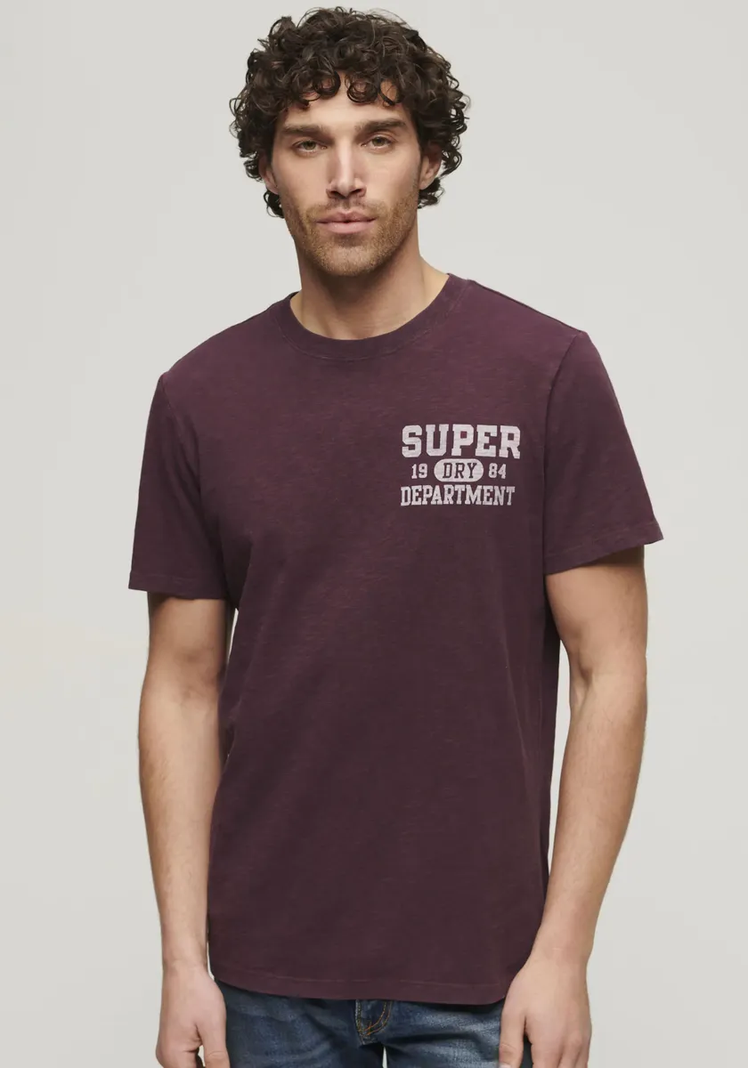 

Футболка Superdry "ФУТБОЛКА С ГРАФИКОЙ АТЛЕТИЧЕСКОГО КОЛЛЕДЖА", фиолетовый