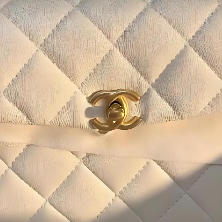 Сумка через плечо мини из белой кожи ягнёнка с клапаном CHANEL — фото 2