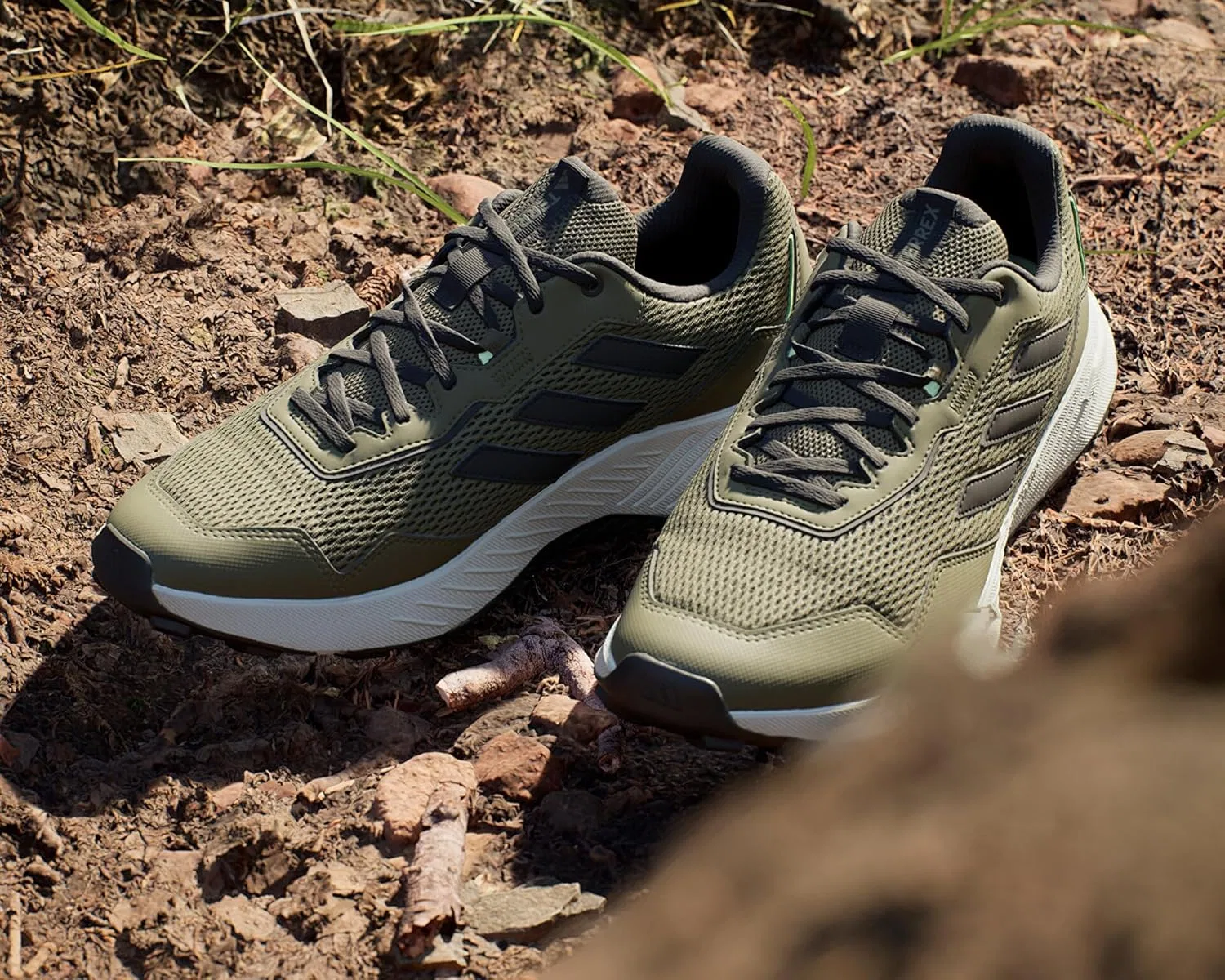 Кроссовки для трейлраннинга Adidas Tracefinder Unisex, черный/зеленый/оливковый — фото 2