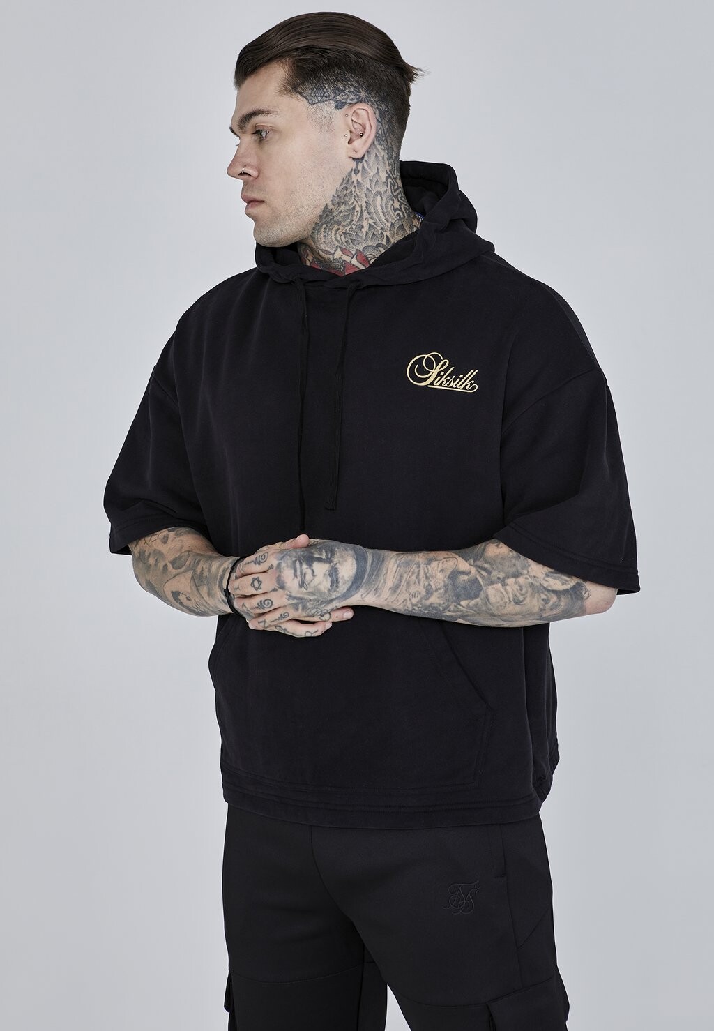 

Футболка с принтом Cut Off SIKSILK, черная