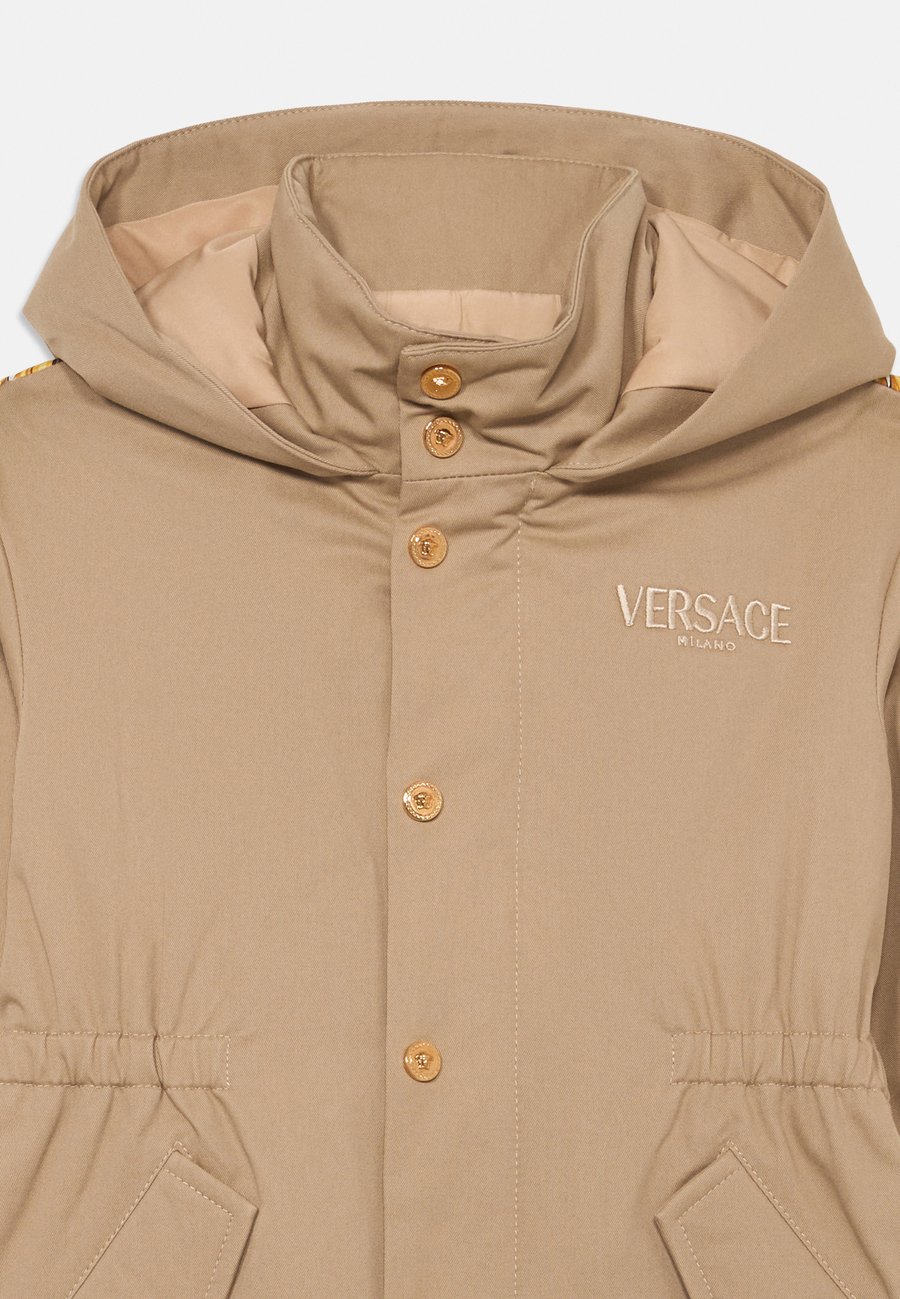Зимнее пальто Versace COAT LOGO EMBROIDERY BAROCCO FOULARD KIDS UNISEX, Sand/Black/Gold-Coloured/Sand — фото 3