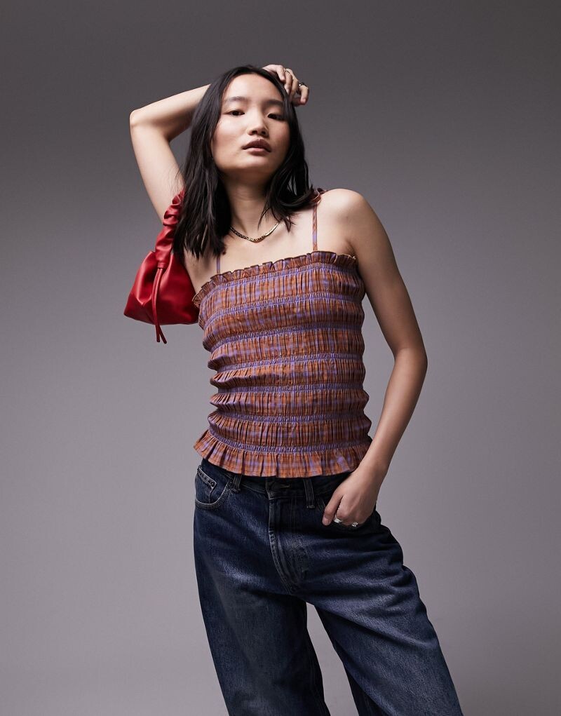 

Topshop – фиолетовый топ в клетку со сборками на тонких бретелях