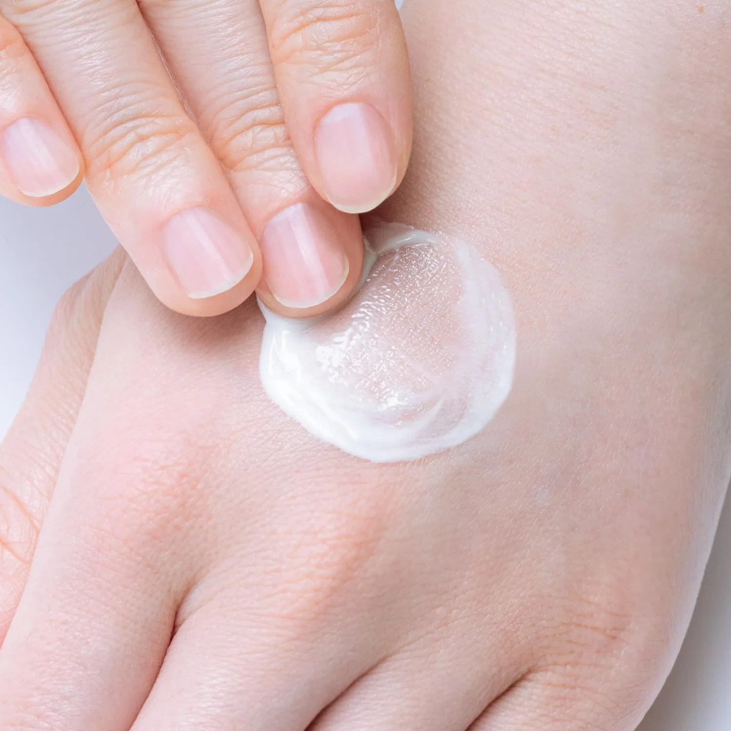 Солнцезащитный крем Suncut Multi Vitamin UV Essence SPF50+ PA++++ 80 г, белый — фото 4