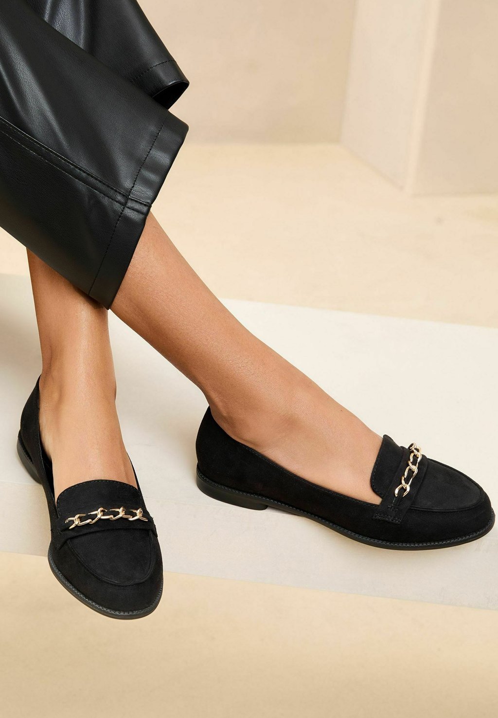 Слипоны WIDE FIT - FLAT SLIP ON CHAIN TRIM LOAFERS Lipsy, черный — фото 3