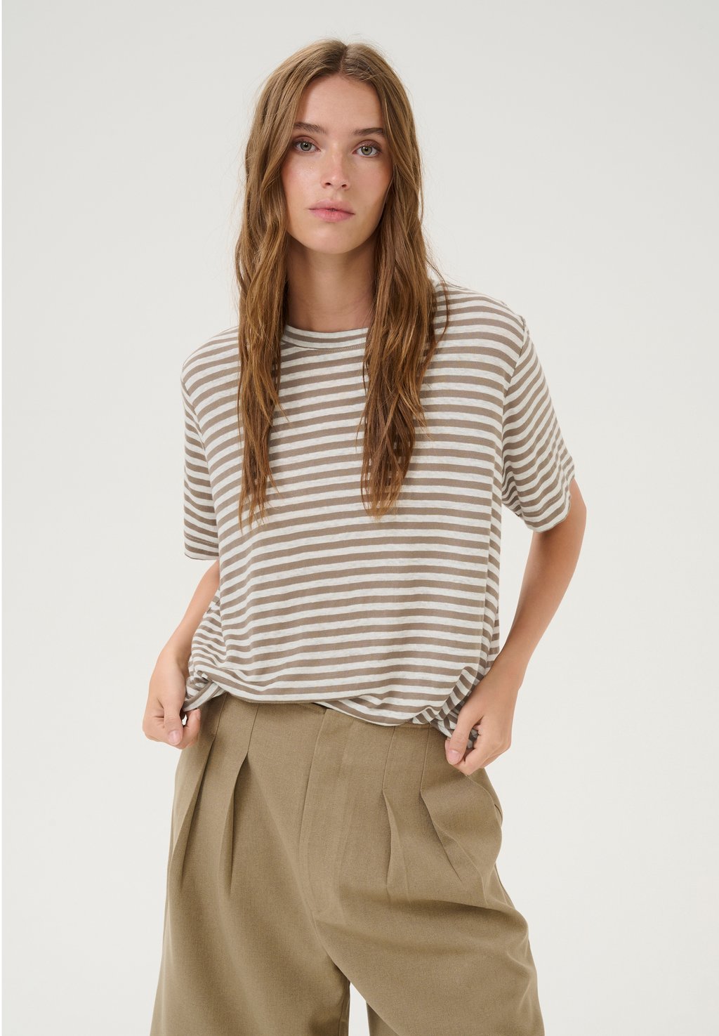 

Футболка с принтом LISA STRIPED My Essential Wardrobe, бежевый