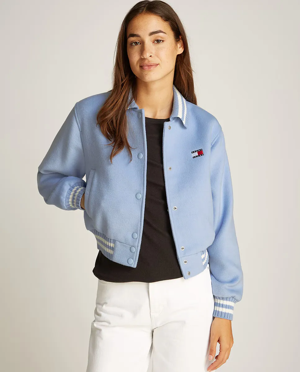 

Женская куртка-бомбер в университетском стиле Tommy Jeans, светло-голубой