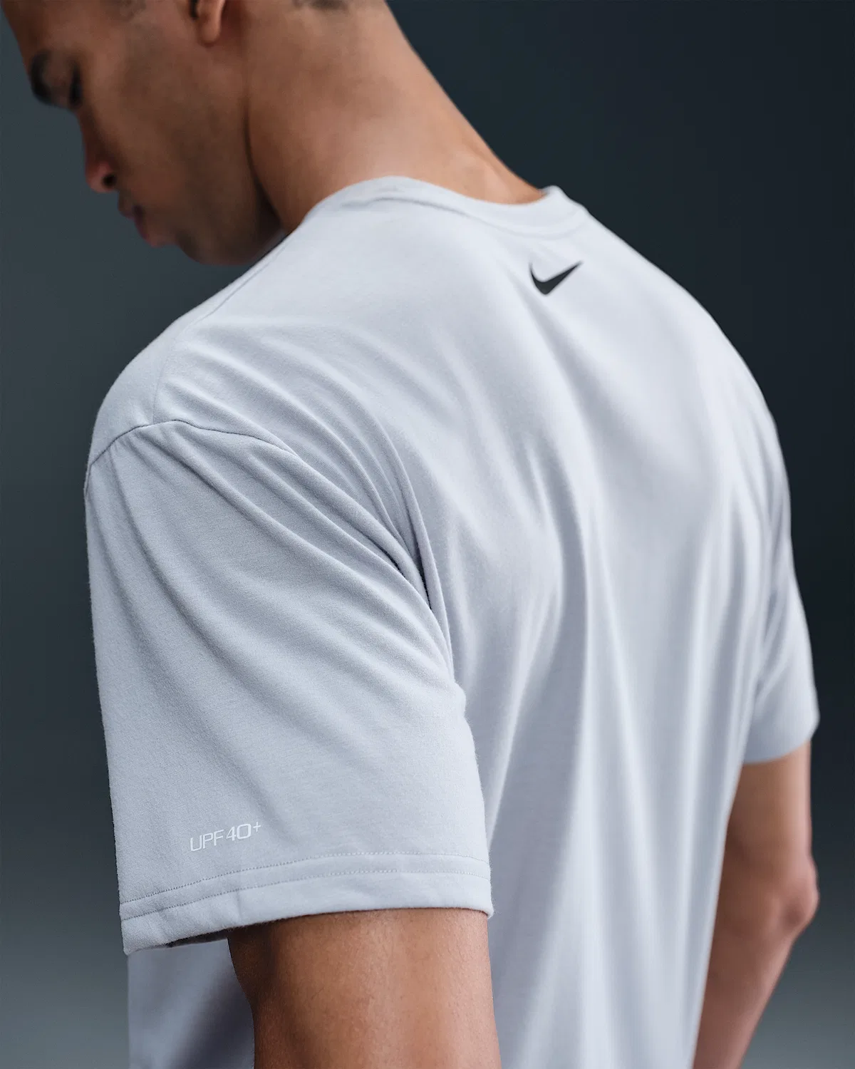 Мужская короткорукавная топ Nike Swim Swoosh Hydroguard, Wolf Grey — фото 2