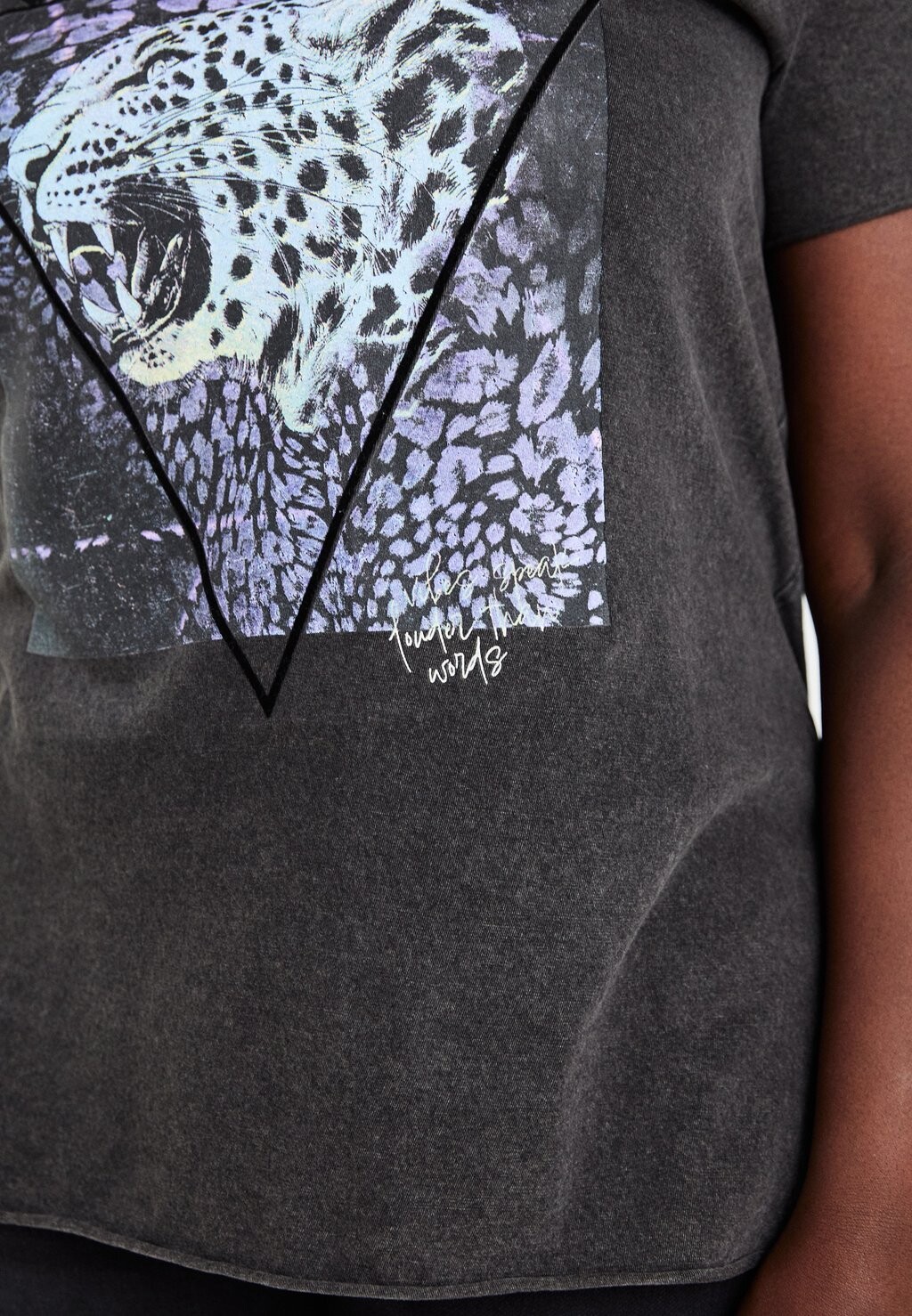 

Футболка с принтом CARMIKO LIFE WASHED TEE ONLY Carmakoma, черный